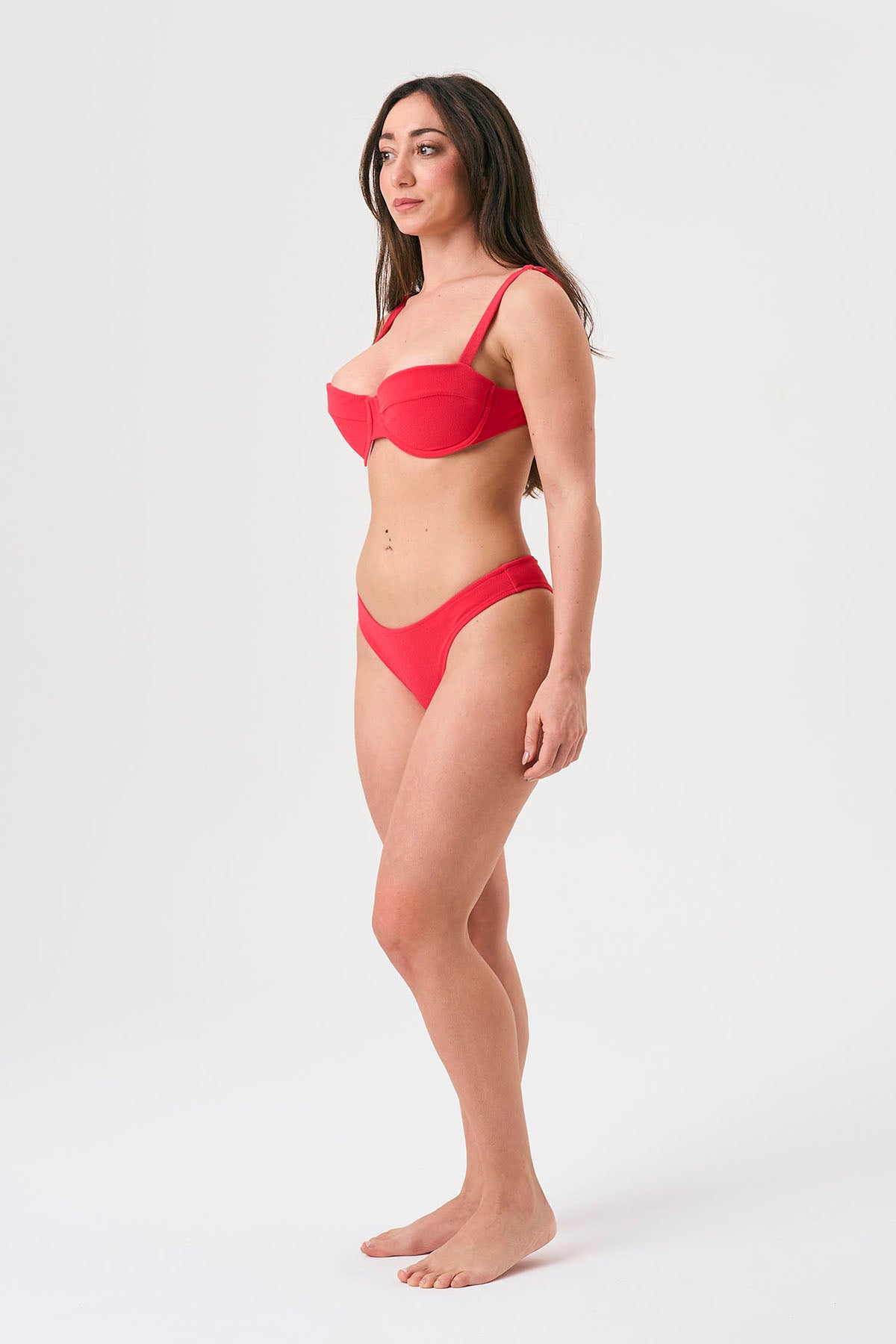 Bikini sostenible Bimba Mani Berry. Top balconette con aro y braguita brasileña. Tejido reciclado ECONYL® en rojo cereza con textura atoallada. Confeccionado en España bajo un modelo ético y artesanal.