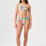 Bikini sostenible Bimba Aloa High de CIRCU. Top balconette con aro y braga alta de efecto estilizador. Tejido ECOWAVE® con estampado floral ZEROWATER, textura piqué y lúrex. Hecho éticamente en España.