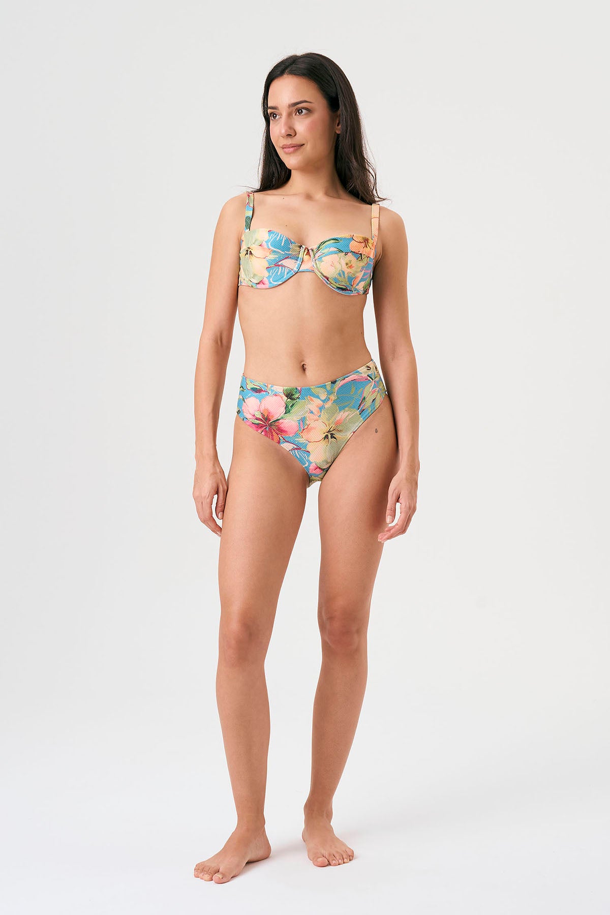 Bikini sostenible Bimba Aloa High de CIRCU. Top balconette con aro y braga alta de efecto estilizador. Tejido ECOWAVE® con estampado floral ZEROWATER, textura piqué y lúrex. Hecho éticamente en España.