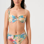 Bikini sostenible femenino Bimba Aloa High, top balconette con aros y tirantes regulables. Braguita tiro alto. Tejido reciclado ECOWAVE® con estampado floral exclusivo y acabado lúrex. Bikini sostenible hecho en España.