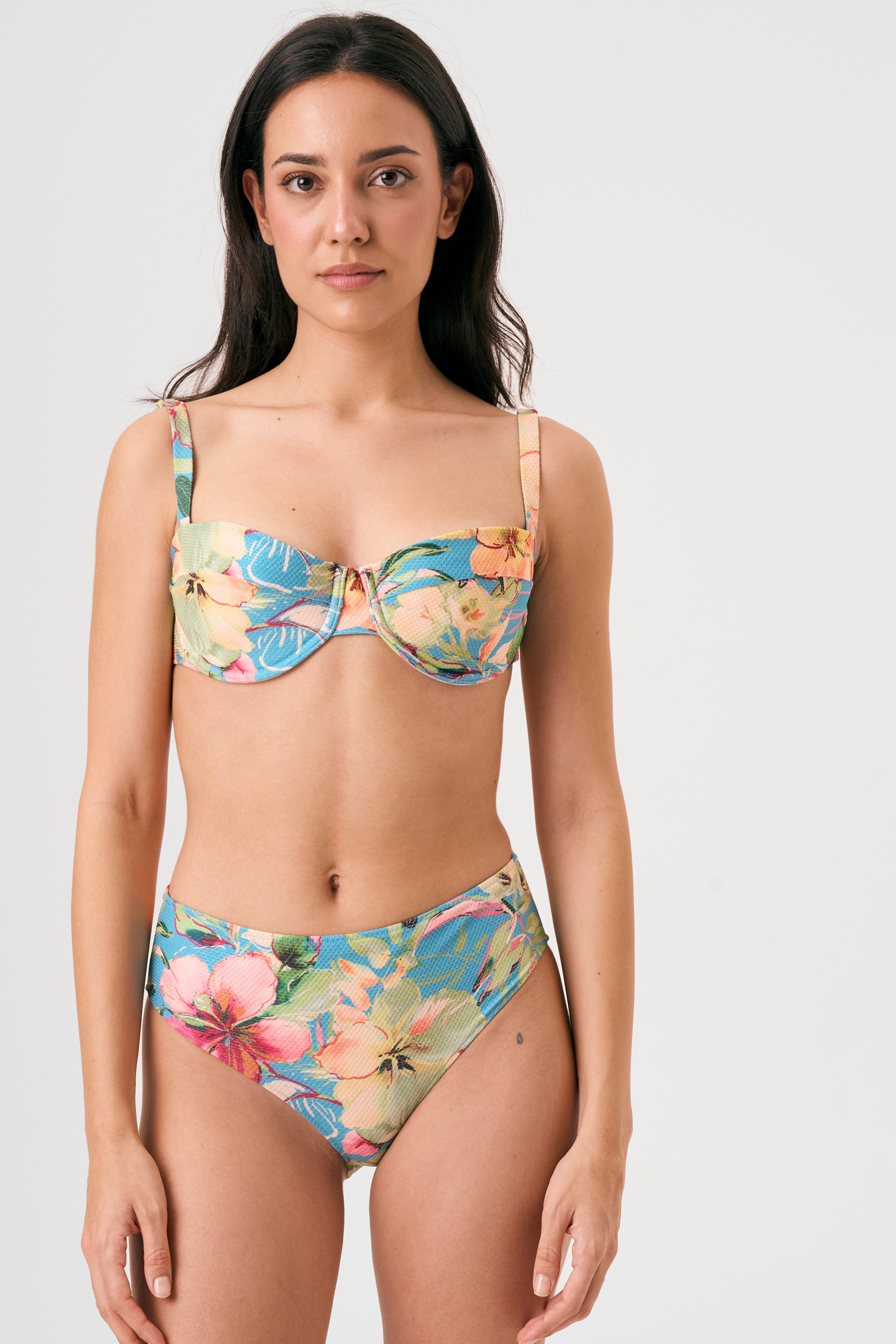 Bikini sostenible femenino Bimba Aloa High, top balconette con aros y tirantes regulables. Braguita tiro alto. Tejido reciclado ECOWAVE® con estampado floral exclusivo y acabado lúrex. Bikini sostenible hecho en España.