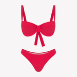 Bikini sostenible Bimba Mani Berry. Top balconette con aro y braguita brasileña. Tejido reciclado ECONYL® en rojo cereza con textura atoallada. Confeccionado en España bajo un modelo ético y artesanal.