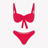 Bikini sostenible Bimba Mani Berry. Top balconette con aro y braguita brasileña. Tejido reciclado ECONYL® en rojo cereza con textura atoallada. Confeccionado en España bajo un modelo ético y artesanal.