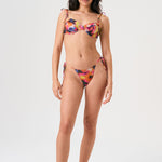 Bikini sostenible Gara Lise Calei. Top con aro y tirantes ajustables, braga tanga con lazadas. Tejido reciclado ECOWAVE® con estampado tie-dye y acabado lúrex. Hecho a mano en España.