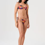 Bikini sostenible Gara Lise Calei. Top con aro y tirantes ajustables, braga tanga con lazadas. Tejido reciclado ECOWAVE® con estampado tie-dye y acabado lúrex. Hecho a mano en España.