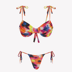 Bikini sostenible Gara Lise Calei. Top con aro y tirantes ajustables, braga tanga con lazadas. Tejido reciclado ECOWAVE® con estampado tie-dye y acabado lúrex. Hecho a mano en España.