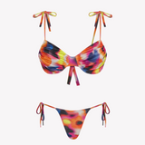 Bikini sostenible Gara Lise Calei. Top con aro y tirantes ajustables, braga tanga con lazadas. Tejido reciclado ECOWAVE® con estampado tie-dye y acabado lúrex. Hecho a mano en España.