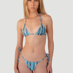 Bikini sostenible Lise Agata estampado azul-verde vista frontal con top triangulo y braga tanga - CIRCU
