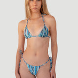 Bikini sostenible Lise Agata estampado azul-verde vista frontal con top triangulo y braga tanga - CIRCU