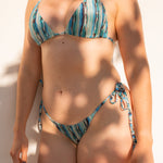 Detalle torso bikini Lise Agata estampado con sombras de palmera - CIRCU