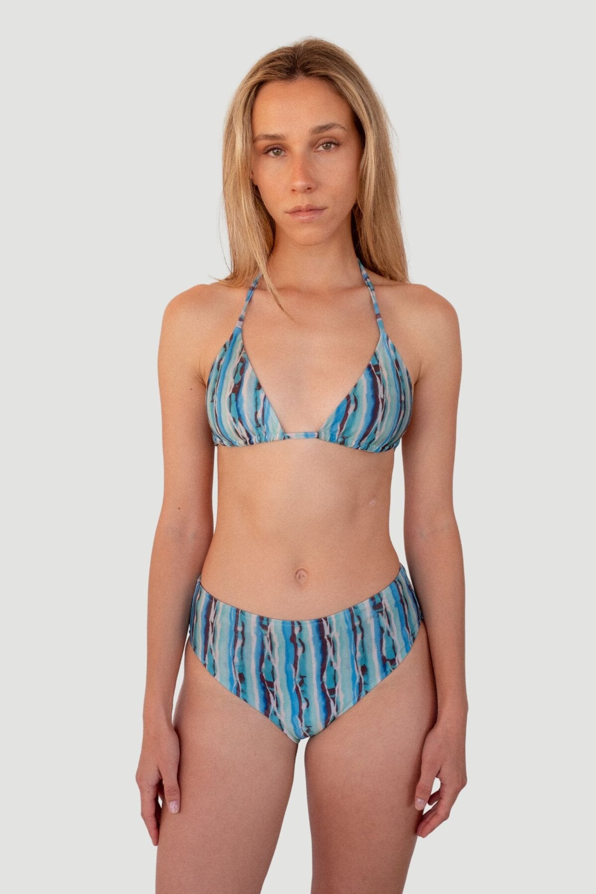 Bikini sostenible Lise Bimba Agata High estampado azul-verde vista frontal con top triangulo y braga alta - CIRCU