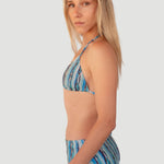 Bikini sostenible Lise Bimba Agata High estampado azul-verde vista lateral con top triangulo y braga alta - CIRCU