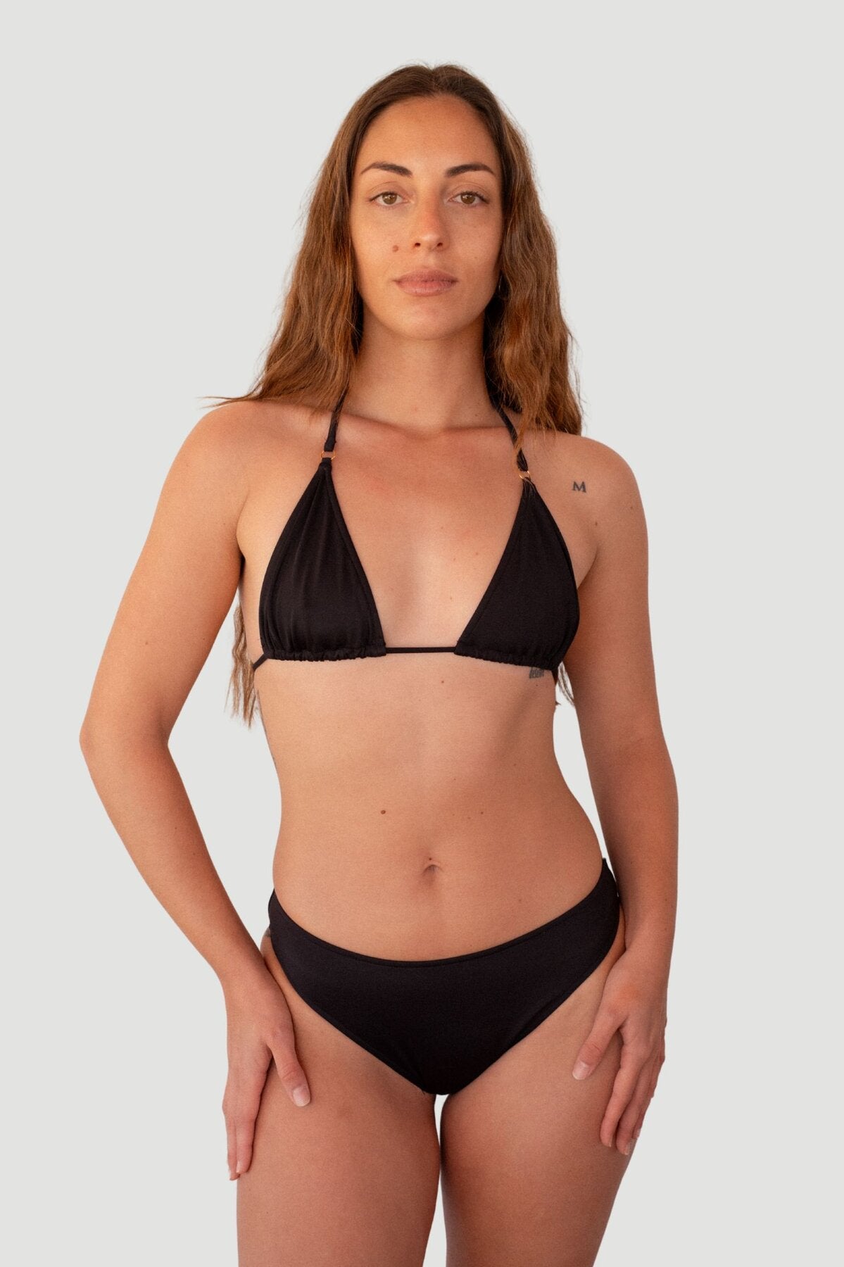 Bikini sostenible Lise Bimba Moon negro vista frontal con top triangulo y braga brasilena - CIRCU