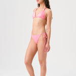 Bikini sostenible Lise Gara Pink. Top triangular fruncido multiposición y braga normal con lazada. Tejido reciclado ECOWAVE® en rosa chicle con efecto mojado. Hecho en España de forma ética.