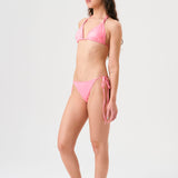 Bikini sostenible Lise Gara Pink. Top triangular fruncido multiposición y braga normal con lazada. Tejido reciclado ECOWAVE® en rosa chicle con efecto mojado. Hecho en España de forma ética.