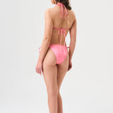 Bikini sostenible Lise Gara Pink. Top triangular fruncido multiposición y braga normal con lazada. Tejido reciclado ECOWAVE® en rosa chicle con efecto mojado. Hecho en España de forma ética.