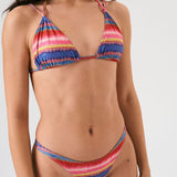 Bikini sostenible Lise Maca Samba. Top triangular multiposición y braga tanga. Tejido ECOWAVE® con estampado a rayas de Circu en acabado lúrex. Hecho éticamente en España con impresión ZEROWATER.