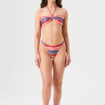 Bikini sostenible Maca Gara Pink de CIRCU. Top bandeau fruncido con cinta multiposición y braga normal con lazadas. Tejido ECOWAVE® en rosa chicle con acabado mojado. Apto para copas. Hecho en España de forma ética.