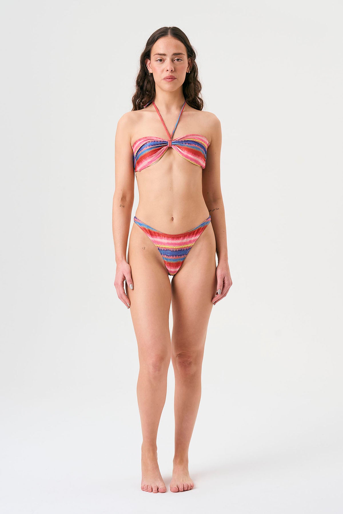 Bikini sostenible Maca Gara Pink de CIRCU. Top bandeau fruncido con cinta multiposición y braga normal con lazadas. Tejido ECOWAVE® en rosa chicle con acabado mojado. Apto para copas. Hecho en España de forma ética.
