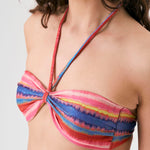 Bikini sostenible Maca Gara Pink de CIRCU. Top bandeau fruncido con cinta multiposición y braga normal con lazadas. Tejido ECOWAVE® en rosa chicle con acabado mojado. Apto para copas. Hecho en España de forma ética.
