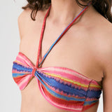 Bikini sostenible Maca Gara Pink de CIRCU. Top bandeau fruncido con cinta multiposición y braga normal con lazadas. Tejido ECOWAVE® en rosa chicle con acabado mojado. Apto para copas. Hecho en España de forma ética.