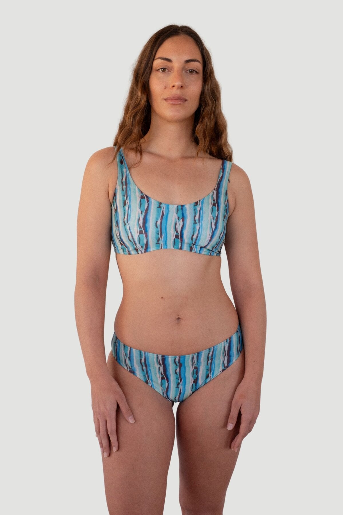 Bikini sostenible Mani Bimba Agata estampado azul-verde vista frontal con top deportivo y braga brasilena - CIRCU