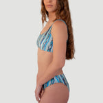 Bikini sostenible Mani Bimba Agata estampado azul-verde vista lateral con top deportivo y braga brasilena - CIRCU
