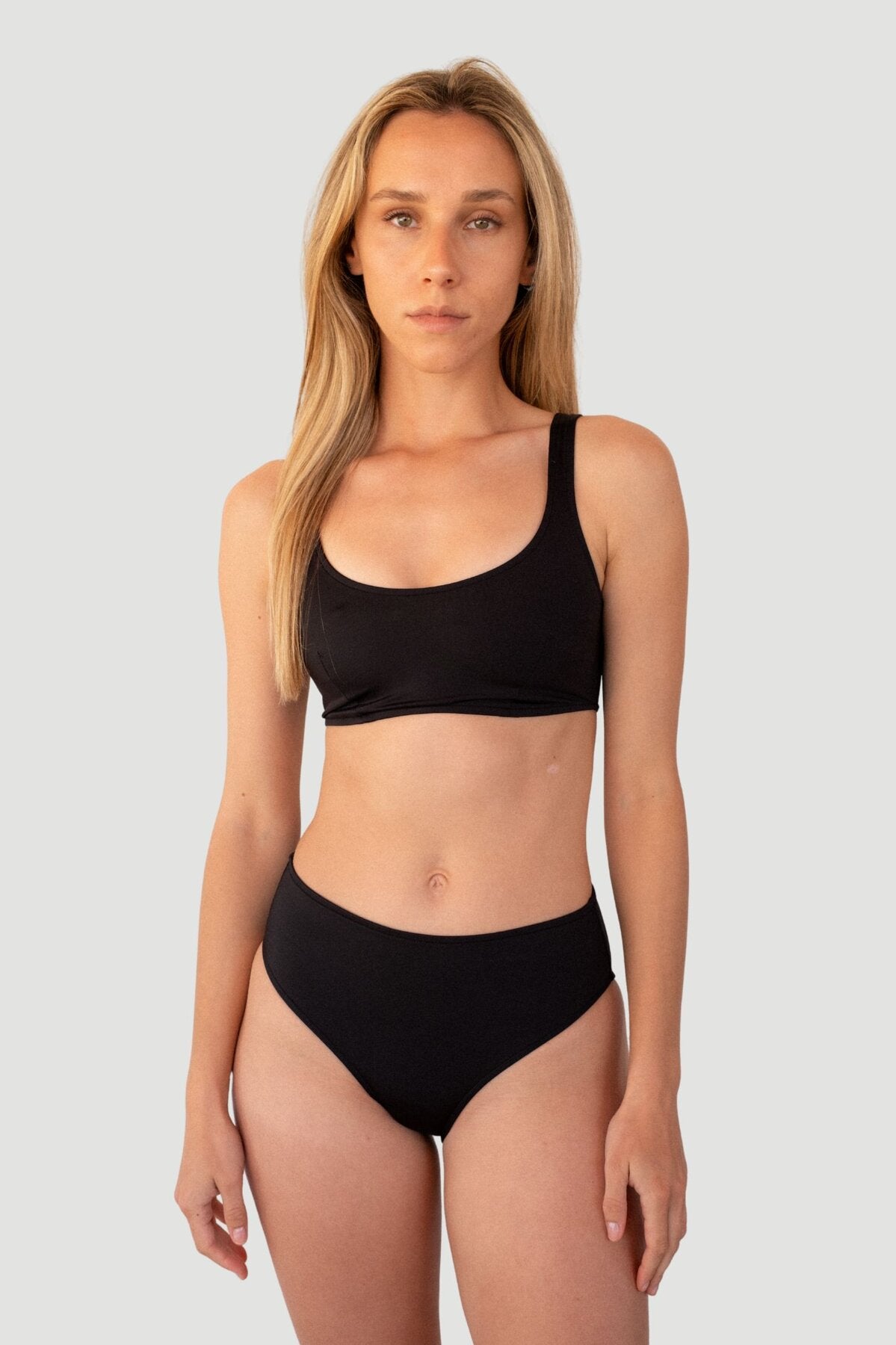 Bikini sostenible Mani Bimba Moon High negro vista frontal con top deportivo y braga alta - CIRCU
