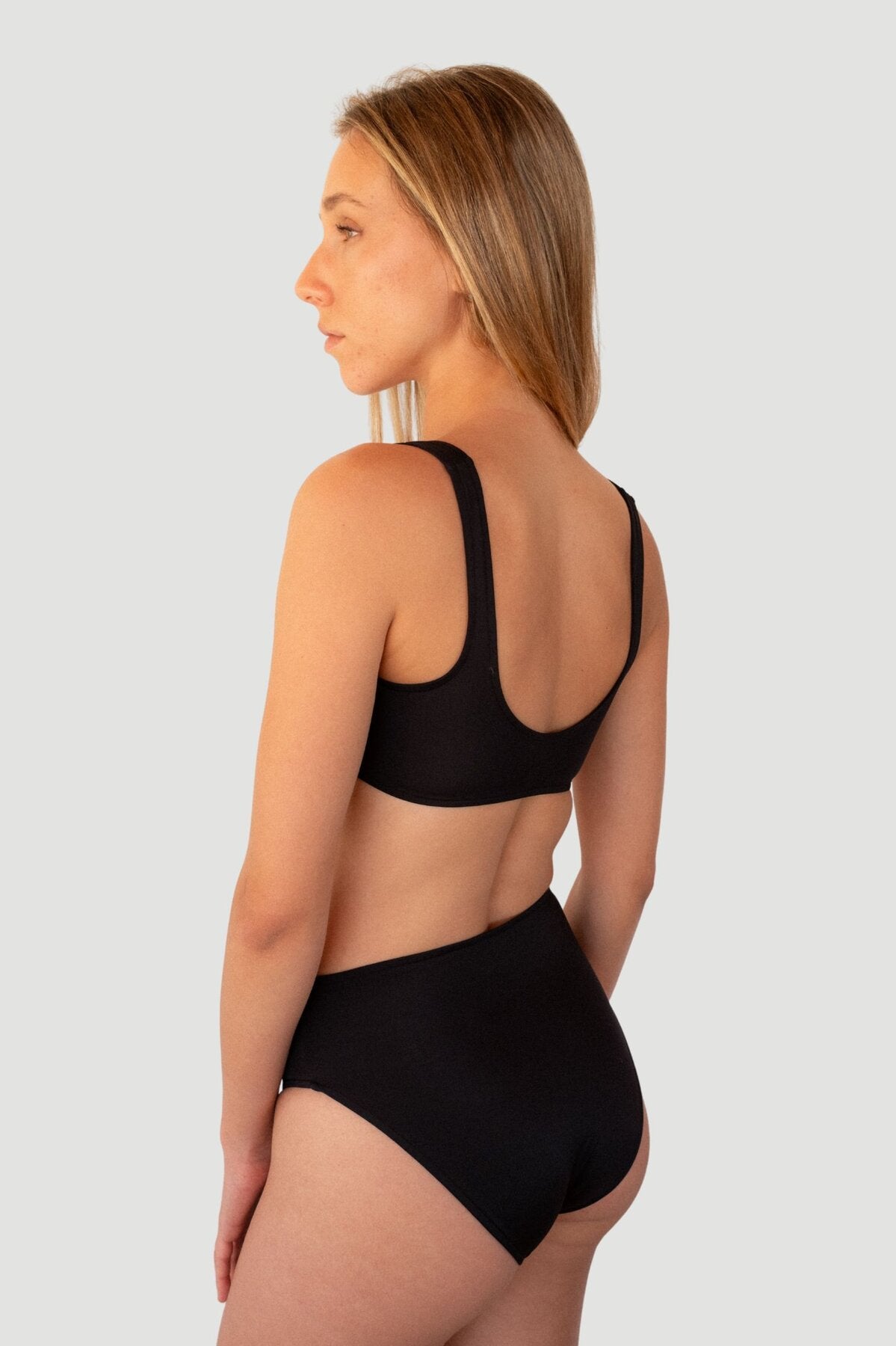 Bikini sostenible Mani Bimba Moon High negro vista trasera con top deportivo y braga alta - CIRCU