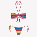 Bikini sostenible Maca Lise Samba. Top bandeau multiposición con braga tanga. Tejido ECOWAVE® reciclado con estampado a rayas Circu. Acabado lúrex y confección artesanal en España.