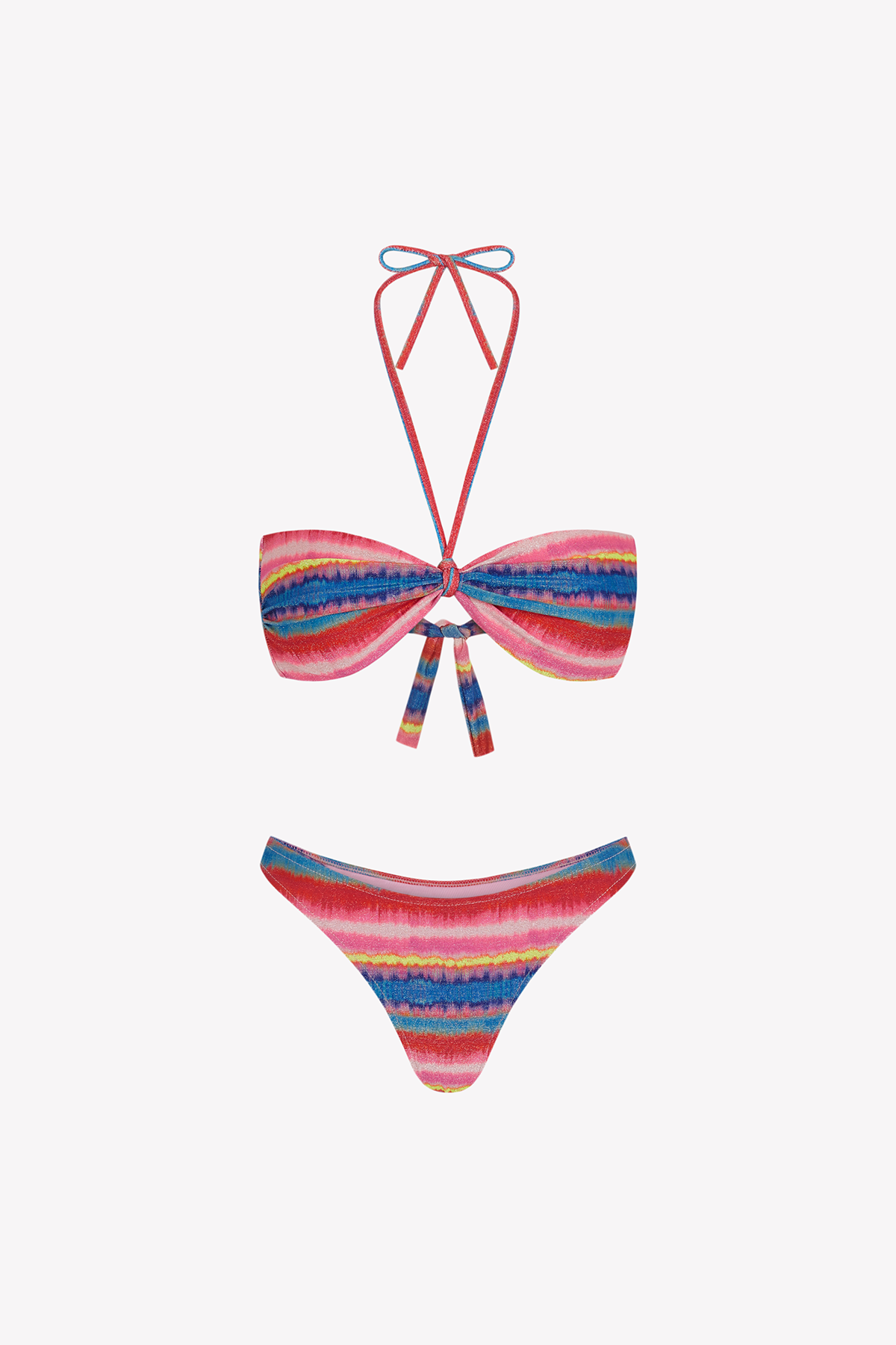 Bikini sostenible Maca Gara Pink de CIRCU. Top bandeau fruncido con cinta multiposición y braga normal con lazadas. Tejido ECOWAVE® en rosa chicle con acabado mojado. Apto para copas. Hecho en España de forma ética.