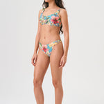 Bikini sostenible Bimba Aloa High de CIRCU. Top balconette con aro y braga alta de efecto estilizador. Tejido ECOWAVE® con estampado floral ZEROWATER, textura piqué y lúrex. Hecho éticamente en España.