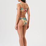Bikini sostenible Bimba Aloa High de CIRCU. Top balconette con aro y braga alta de efecto estilizador. Tejido ECOWAVE® con estampado floral ZEROWATER, textura piqué y lúrex. Hecho éticamente en España.