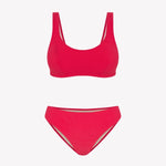 Bikini sostenible Mani Bimba Berry de CIRCU. Top deportivo con tirantes anchos para sujeción y braguita de corte clásico comfort. Tejido reciclado ECONYL® en color rojo cereza con textura atoallada. Hecho artesanalmente en España.