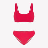 Bikini sostenible Mani Bimba Berry de CIRCU. Top deportivo con tirantes anchos para sujeción y braguita de corte clásico comfort. Tejido reciclado ECONYL® en color rojo cereza con textura atoallada. Hecho artesanalmente en España.