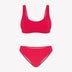 Bikini sostenible Mani Bimba Berry de CIRCU. Top deportivo con tirantes anchos para sujeción y braguita de corte clásico comfort. Tejido reciclado ECONYL® en color rojo cereza con textura atoallada. Hecho artesanalmente en España.