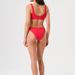 Bikini sostenible Mani Bimba Berry de CIRCU. Top deportivo con tirantes anchos para sujeción y braguita de corte clásico comfort. Tejido reciclado ECONYL® en color rojo cereza con textura atoallada. Hecho artesanalmente en España.
