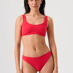 Bikini sostenible Mani Bimba Berry de CIRCU. Top deportivo con tirantes anchos para sujeción y braguita de corte clásico comfort. Tejido reciclado ECONYL® en color rojo cereza con textura atoallada. Hecho artesanalmente en España.