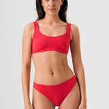 Bikini sostenible Mani Bimba Berry de CIRCU. Top deportivo con tirantes anchos para sujeción y braguita de corte clásico comfort. Tejido reciclado ECONYL® en color rojo cereza con textura atoallada. Hecho artesanalmente en España.