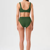 Bikini sostenible deportivo Mani Bimba Palm High. Top con tirantes anchos y gran sujeción. Braguita de tiro alto que estiliza. Tejido reciclado ECONYL® en verde mediterráneo con textura atoallada. Hecho en España.