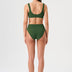 Bikini sostenible deportivo Mani Bimba Palm High. Top con tirantes anchos y gran sujeción. Braguita de tiro alto que estiliza. Tejido reciclado ECONYL® en verde mediterráneo con textura atoallada. Hecho en España.
