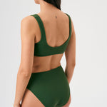 Bikini sostenible deportivo Mani Bimba Palm High. Top con tirantes anchos y gran sujeción. Braguita de tiro alto que estiliza. Tejido reciclado ECONYL® en verde mediterráneo con textura atoallada. Hecho en España.