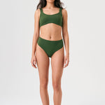 Bikini sostenible deportivo Mani Bimba Palm High. Top con tirantes anchos y gran sujeción. Braguita de tiro alto que estiliza. Tejido reciclado ECONYL® en verde mediterráneo con textura atoallada. Hecho en España.