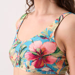 Bikini sostenible deportivo Mani Aloa. Tejido reciclado ECOWAVE® y estampado ZEROWATER. Top deportivo con tirantes anchos y braga brasileña. Print floral en textura piqué con acabado lúrex. Hecho éticamente en España.
