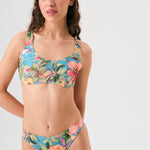 Bikini sostenible deportivo Mani Aloa. Tejido reciclado ECOWAVE® y estampado ZEROWATER. Top deportivo con tirantes anchos y braga brasileña. Print floral en textura piqué con acabado lúrex. Hecho éticamente en España.