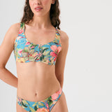 Bikini sostenible deportivo Mani Aloa. Tejido reciclado ECOWAVE® y estampado ZEROWATER. Top deportivo con tirantes anchos y braga brasileña. Print floral en textura piqué con acabado lúrex. Hecho éticamente en España.