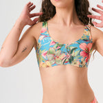 Bikini sostenible deportivo Mani Aloa. Tejido reciclado ECOWAVE® y estampado ZEROWATER. Top deportivo con tirantes anchos y braga brasileña. Print floral en textura piqué con acabado lúrex. Hecho éticamente en España.