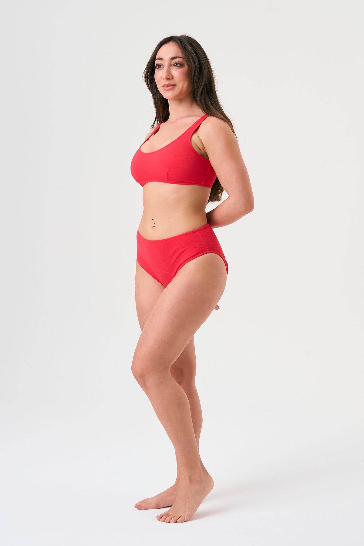Bikini sostenible deportivo Mani Bimba Berry High. Top deportivo con tirantes anchos y braguita alta. Tejido reciclado ECONYL®. Color rojo cereza con textura atoallada. Hecho en España de forma ética. Ideal para máximo confort y sujeción.