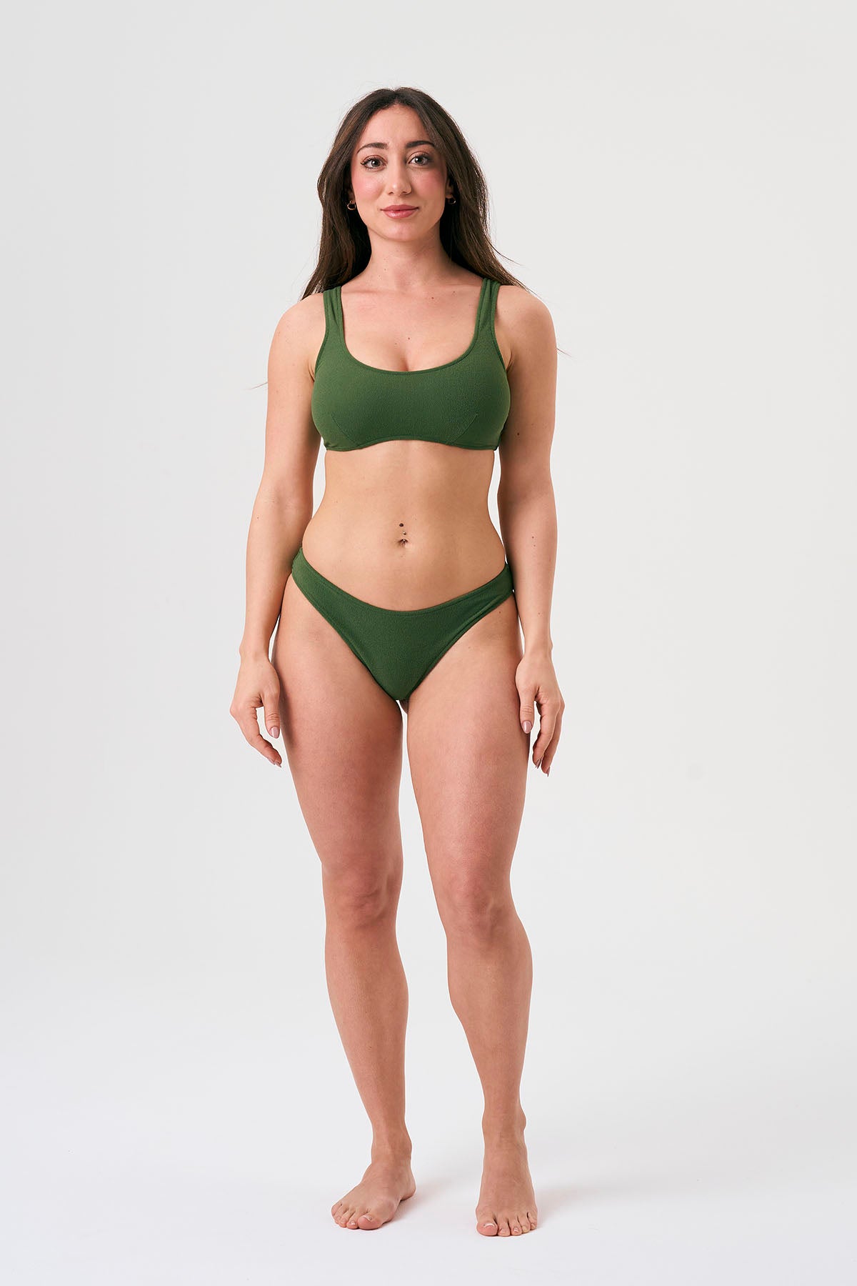 Bikini sostenible deportivo Mani Palm, braga brasileña. Tejido reciclado ECONYL. Textura atoallada. Bikini sostenible hecho en España. 