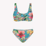 Bikini sostenible deportivo Mani Bimba Aloa. Top con tirantes anchos y sujeción óptima. Braguita de cobertura normal. Tejido reciclado ECOWAVE® con estampado floral en textura piqué y acabado lúrex. Hecho en España.
